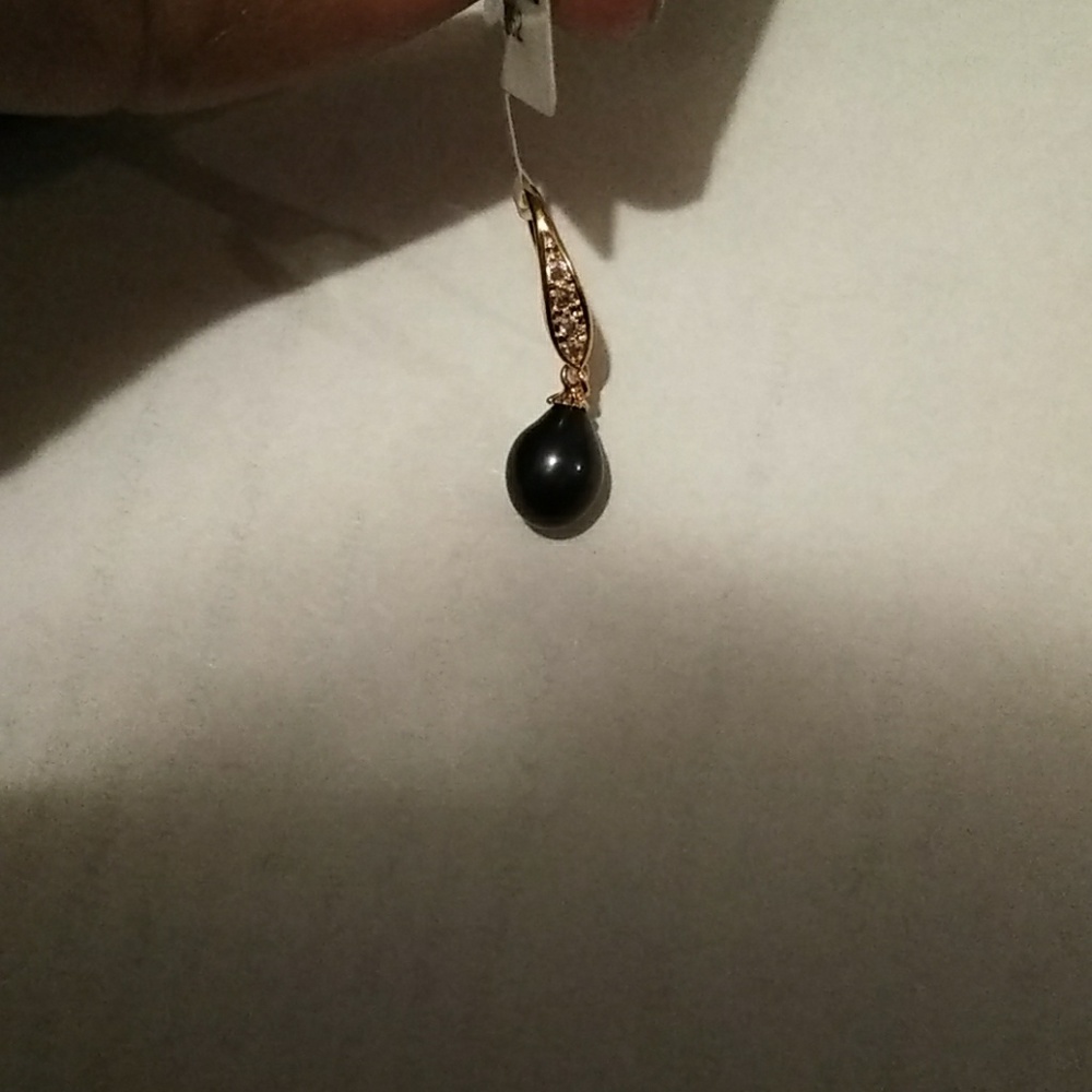 Very rare natural black pearl earring
